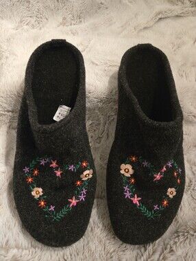 Cuddledown Boiled Wool Floral Heart Embroidered Black [Women 6] Clog Slippers